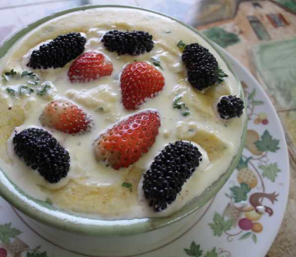 Wholegrain grits with fresh berries