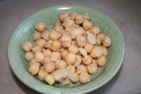 Frozen and thawed chickpeas, also known as garbanzo beans. Frozen and thawed chickpeas, also known as garbanzo beans.